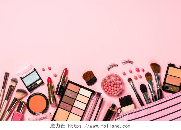 粉色背景上的各种化妆品粉红背景的化妆专业化妆品.
